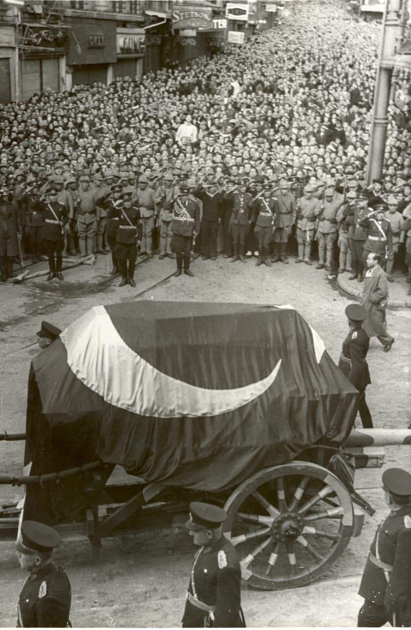 Mola #13: Kurucumuz Mustafa Kemal Atatürk'ü sevgi, saygı ve minnetle anıyoruz - Neo Skola Blog